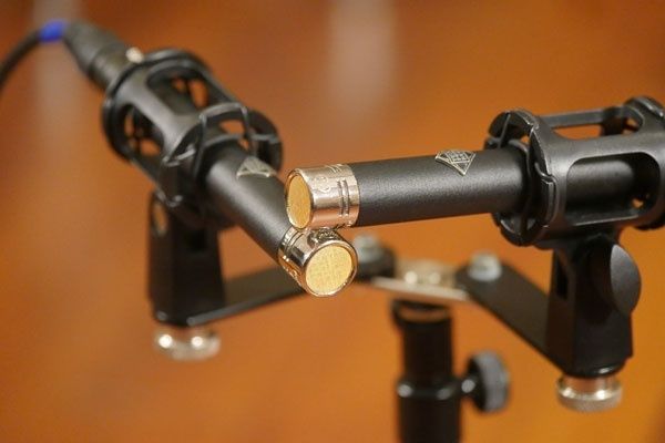 Close-up van een stereomicrofoonopstelling met twee microfoons